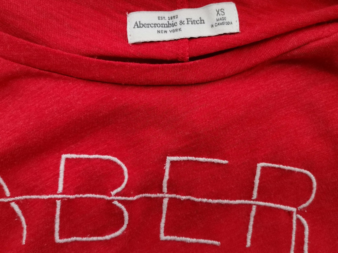 IMG_20210909_130129.jpg ABERCROMBIE & FITCH Rozmiar XS Kolor Czerwony Okrągły dekolt T-Shirt Krótki rękaw Materiał Bawełna