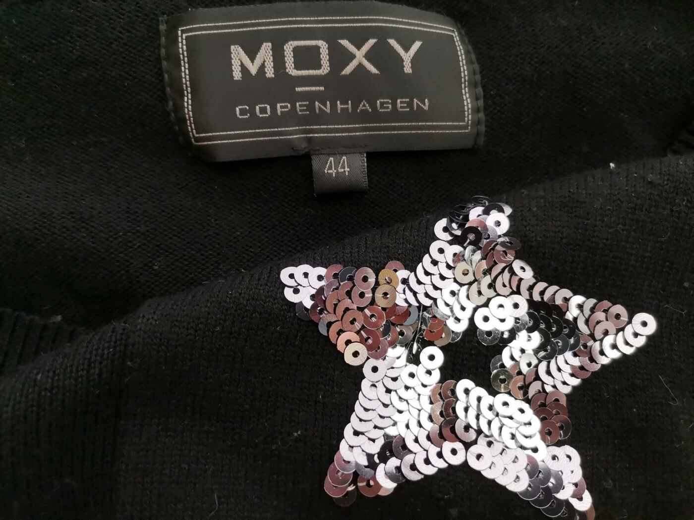 MOXY Copenhagen Rozmiar 44 Kolor Czarny Okrągły dekolt Tunika Bluzka Długi rękaw Materiał Wełna Jagnięca MOXY Copenhagen Rozmiar 44 Kolor Czarny Okrągły dekolt Tunika Bluzka Długi rękaw Materiał Wełna Jagnięca