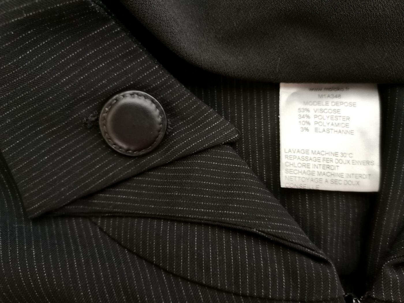 Moloko Rozmiar 38/40 Kolor Czarny Pasy Kołnierz Sukienka Koszulowa Długi rękaw Materiał Wiskoza Moloko Rozmiar 38/40 Kolor Czarny Pasy Kołnierz Sukienka Koszulowa Długi rękaw Materiał Wiskoza
