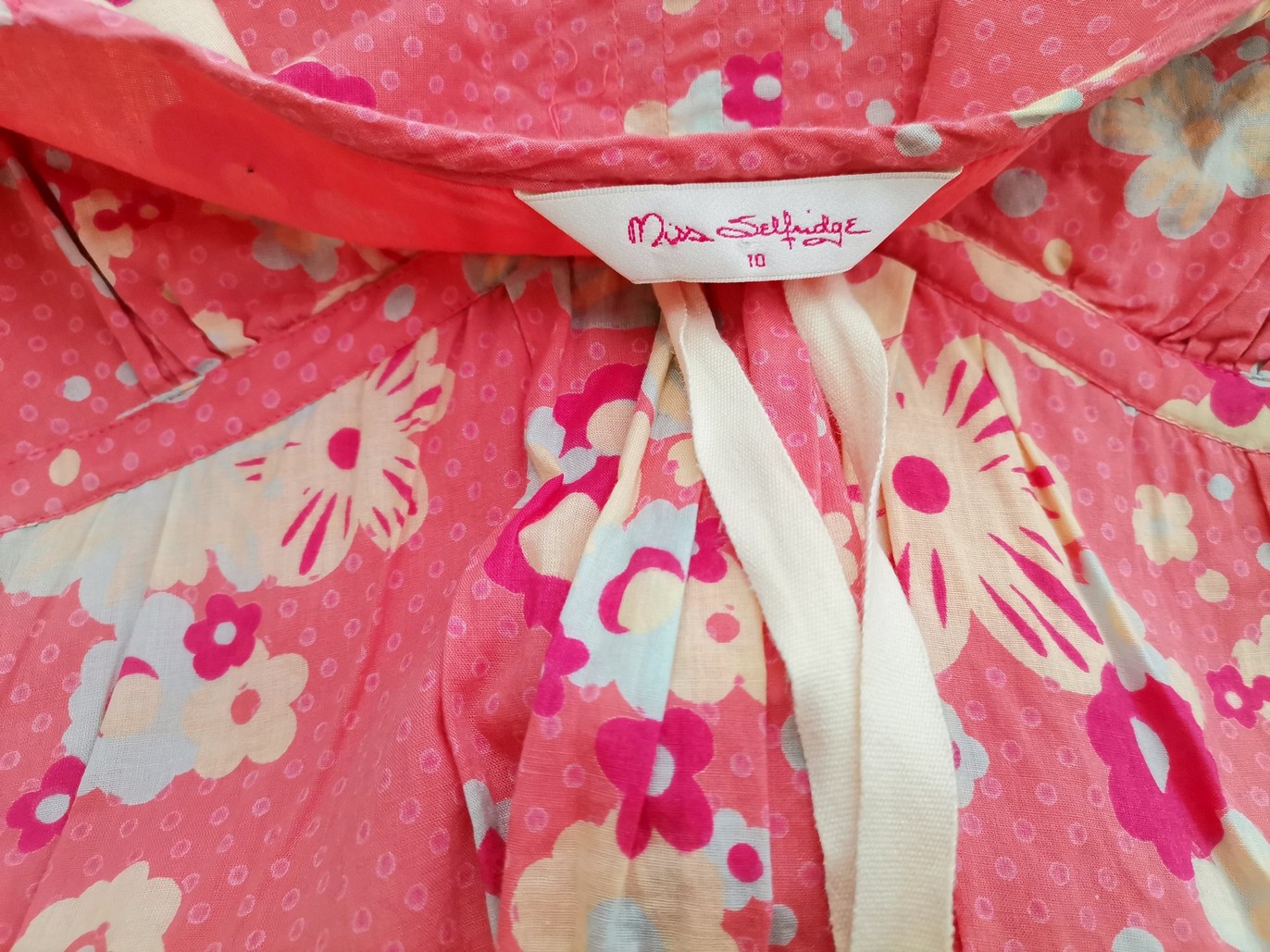 Miss selfridge Rozmiar 10 (38) Kolor Różowy W serek Sukienka A-Line Krótki rękaw Do Kolan Materiał Bawełna 100% Miss selfridge Rozmiar 10 (38) Kolor Różowy W serek Sukienka A-Line Krótki rękaw Do Kolan Materiał Bawełna 100%