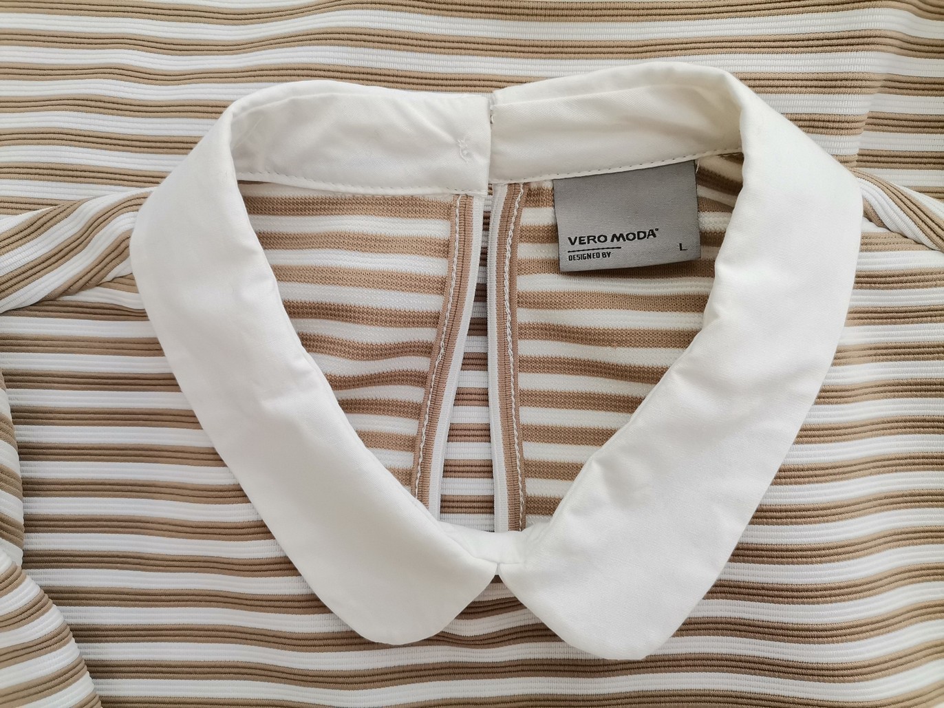 Vero moda Rozmiar L Kolor Biały Pasy Kołnierz Sukienka Prostokątna Krótki rękaw Do Kolan Vero moda Rozmiar L Kolor Biały Pasy Kołnierz Sukienka Prostokątna Krótki rękaw Do Kolan