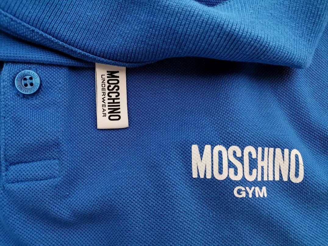 IMG_20211020_133305.jpg Moschino Rozmiar XL Kolor Niebieski Kołnierz Męska Koszula Polo Krótki rękaw Materiał Bawełna 100%