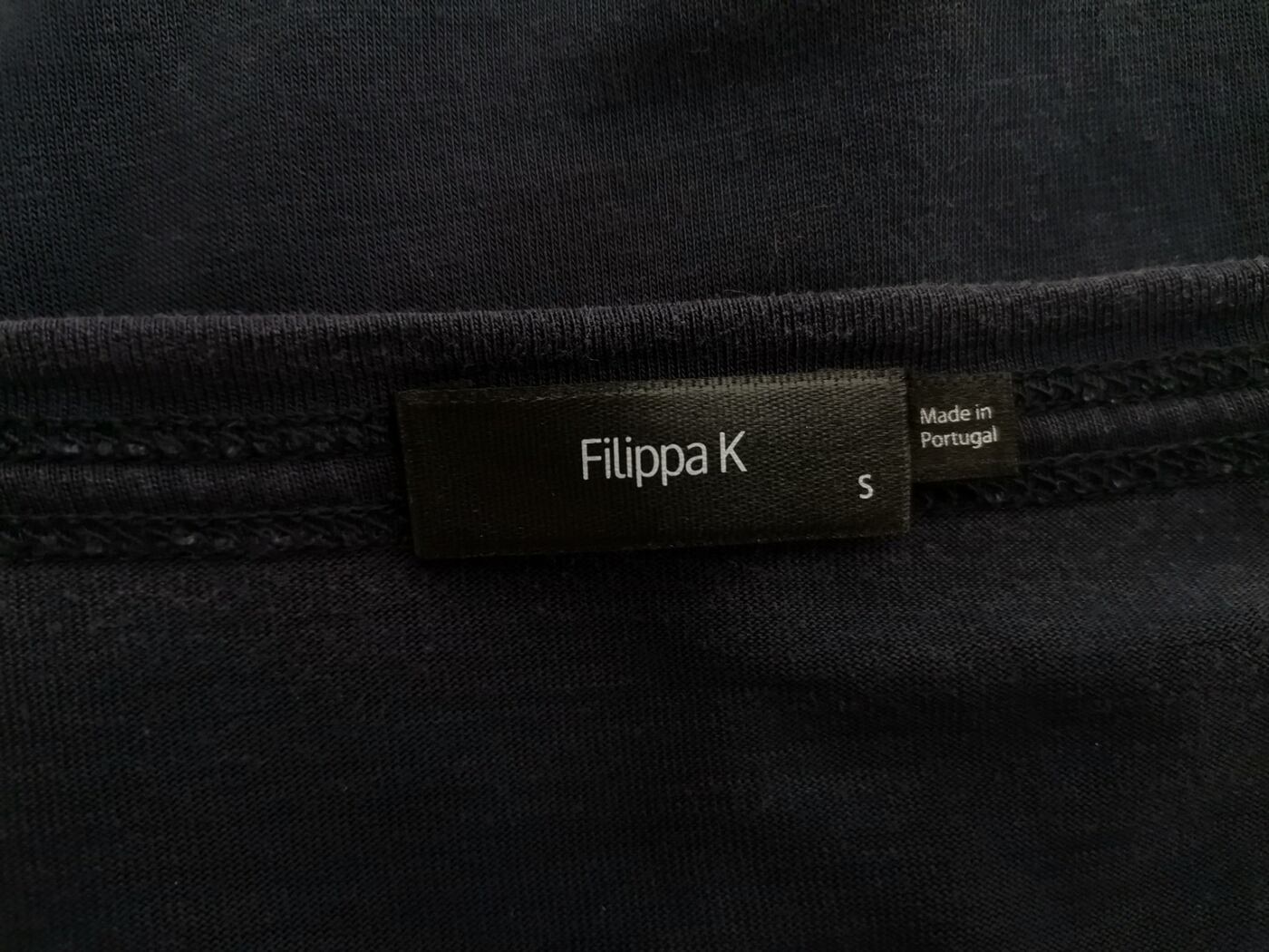 IMG_20211020_140950.jpg Filippa k Rozmiar S Kolor Granatowy Okrągły dekolt T-Shirt Krótki rękaw Materiał Tencel 100%