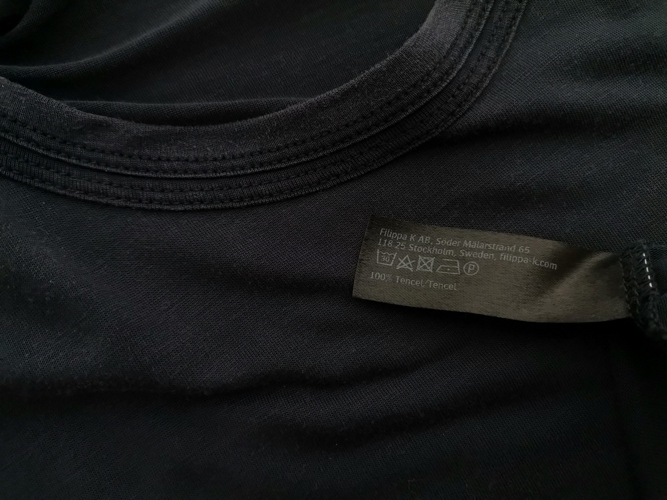 IMG_20211020_141001.jpg Filippa k Rozmiar S Kolor Granatowy Okrągły dekolt T-Shirt Krótki rękaw Materiał Tencel 100%