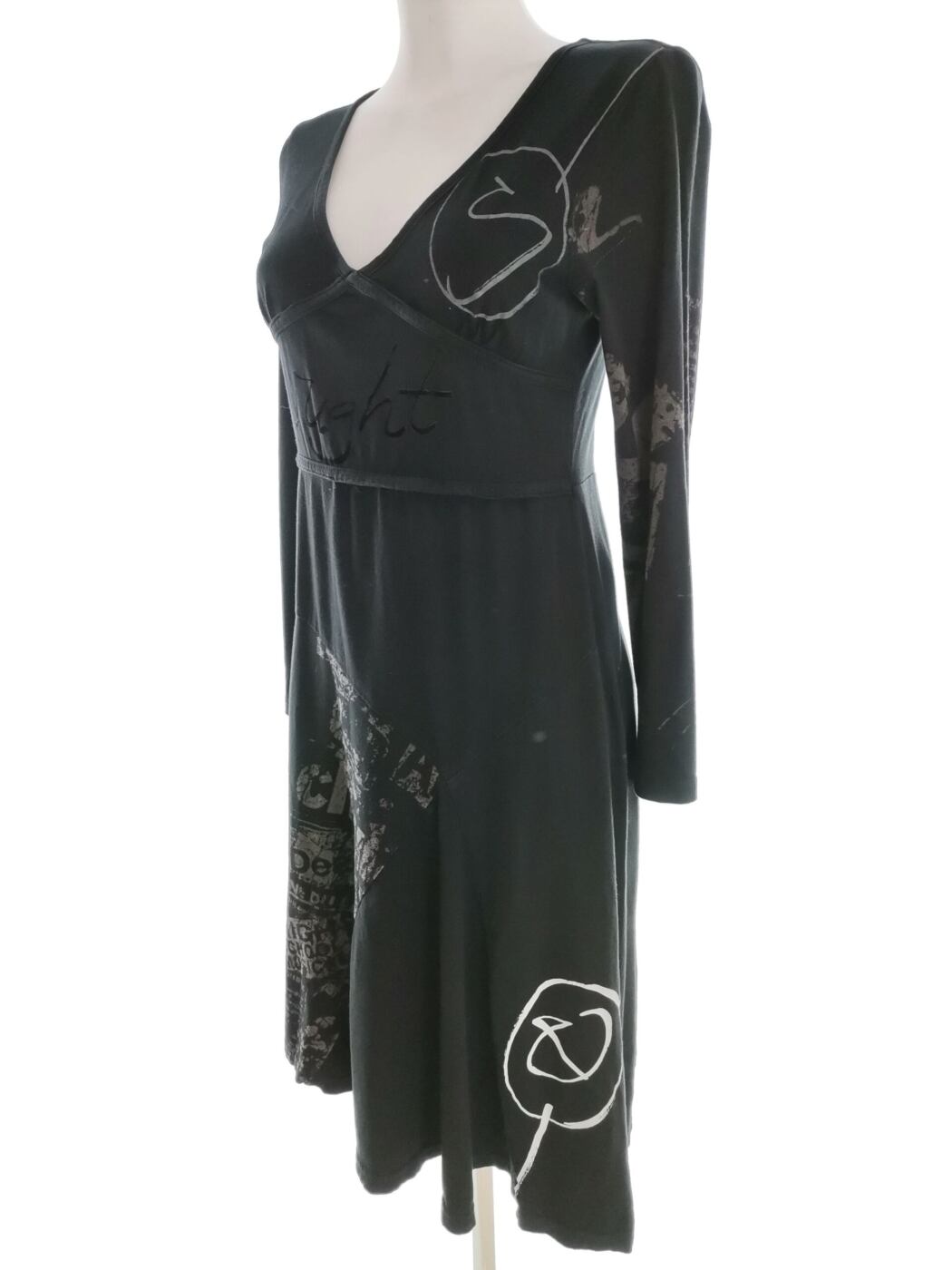 DESIGUAL Rozmiar S Kolor Czarny W serek Sukienka Sweterkowa Długi rękaw Midi Materiał Bawełna 100% DESIGUAL Rozmiar S Kolor Czarny W serek Sukienka Sweterkowa Długi rękaw Midi Materiał Bawełna 100%