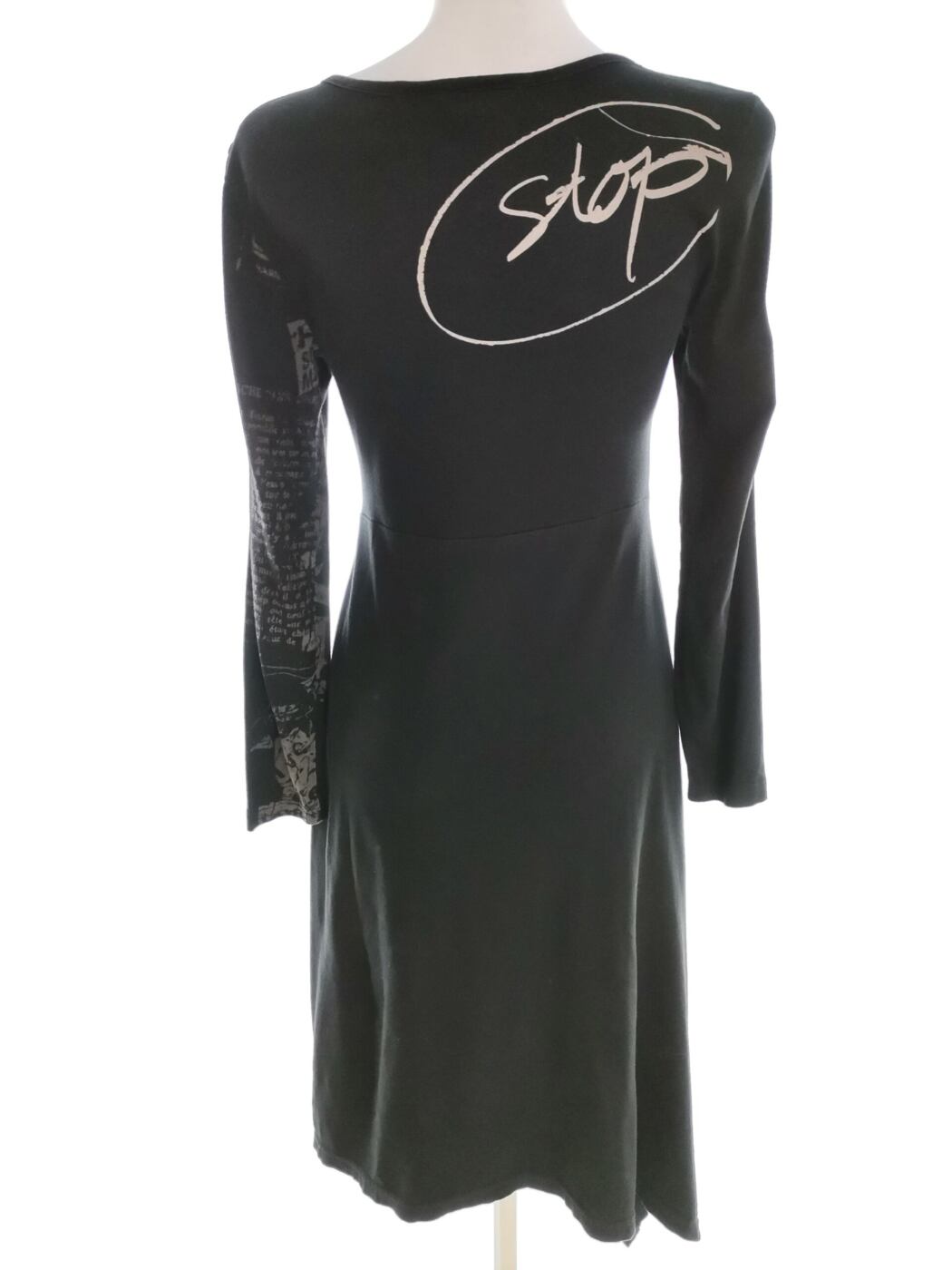 DESIGUAL Rozmiar S Kolor Czarny W serek Sukienka Sweterkowa Długi rękaw Midi Materiał Bawełna 100% DESIGUAL Rozmiar S Kolor Czarny W serek Sukienka Sweterkowa Długi rękaw Midi Materiał Bawełna 100%