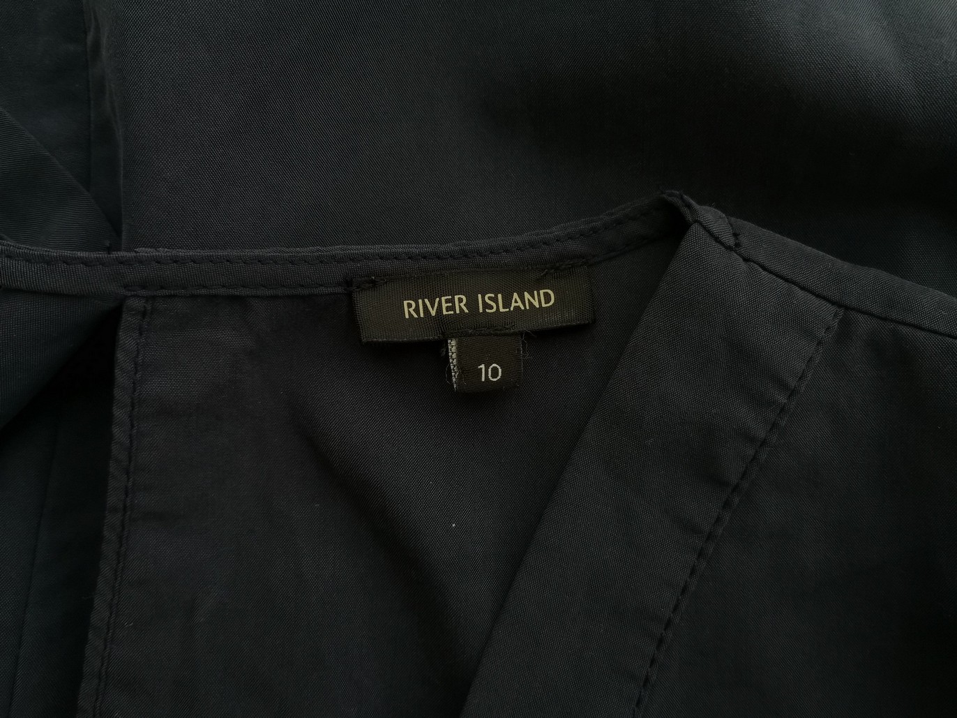 River island Rozmiar 10 (36) Kolor Granatowy W serek Bluzka Krótki rękaw Materiał Modal