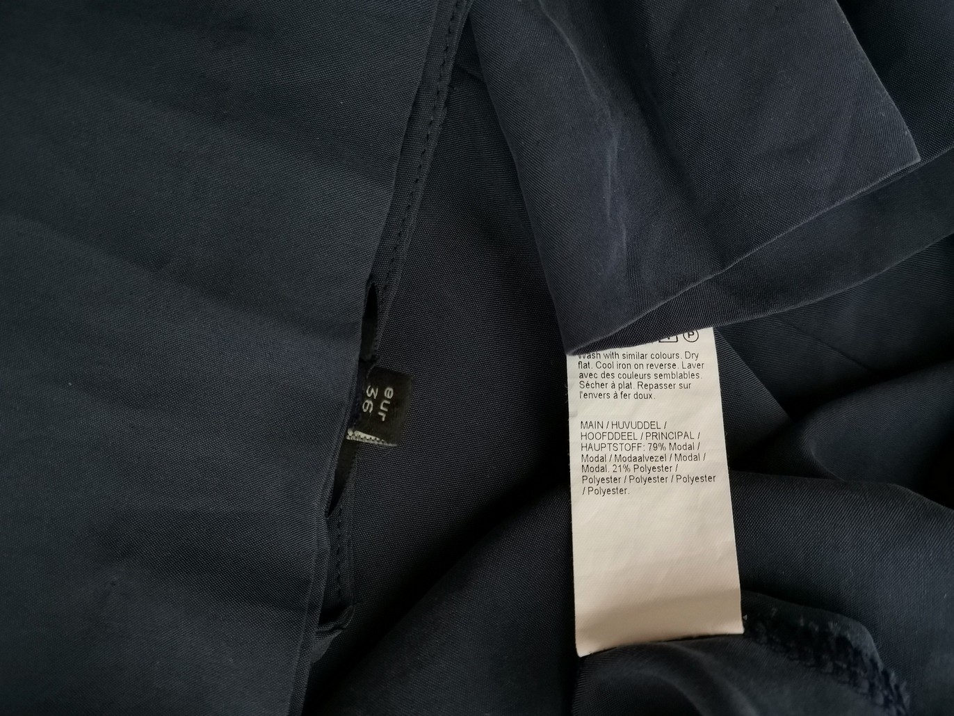 River island Rozmiar 10 (36) Kolor Granatowy W serek Bluzka Krótki rękaw Materiał Modal