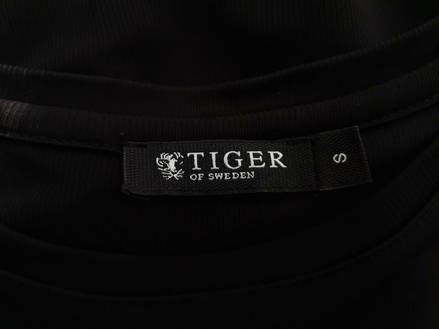 IMG_20211103_090351.jpg Tiger of Sweden Rozmiar S Kolor Czarny Crew Neck Bluzka Krótki rękaw Materiał Wiskoza 100%