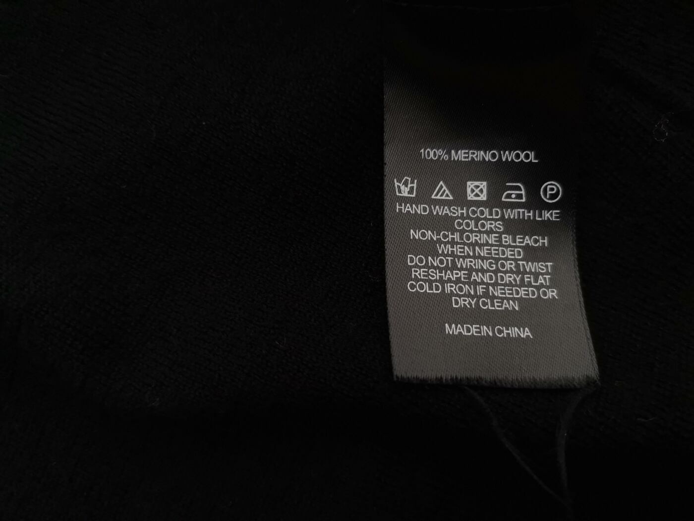 Rozmiar M Kolor Czarny W serek Tunika Bluzka Dzianina Długi rękaw Materiał Wełna Merino Rozmiar M Kolor Czarny W serek Tunika Bluzka Dzianina Długi rękaw Materiał Wełna Merino