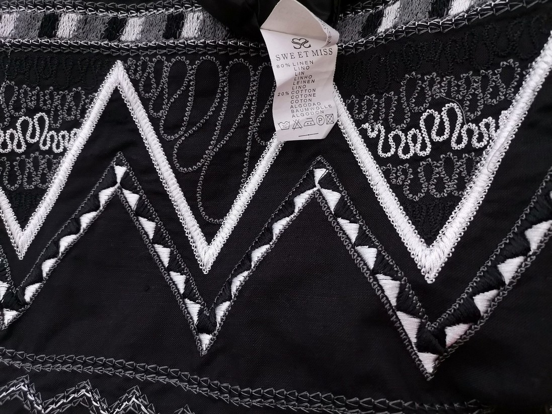 Sweet Miss Rozmiar L Kolor Czarny Split Crew Neck Sukienka Prostokątna Bezrękawnik Do Kolan Materiał Len Sweet Miss Rozmiar L Kolor Czarny Split Crew Neck Sukienka Prostokątna Bezrękawnik Do Kolan Materiał Len