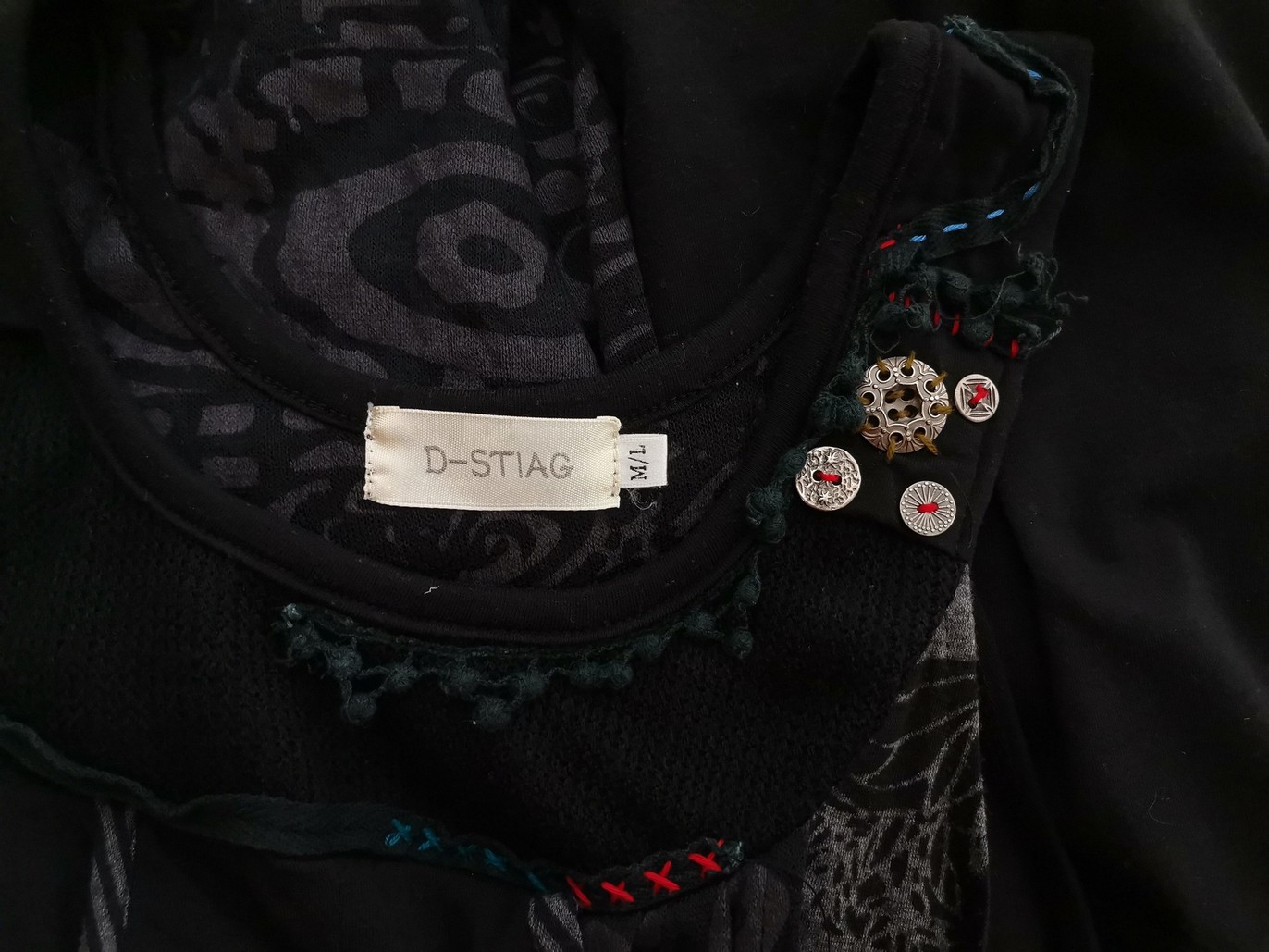 D-Stiag Rozmiar M/L Kolor Czarny Okrągły dekolt Sukienka Sweterkowa Bezrękawnik Midi Materiał Bawełna 100% D-Stiag Rozmiar M/L Kolor Czarny Okrągły dekolt Sukienka Sweterkowa Bezrękawnik Midi Materiał Bawełna 100%