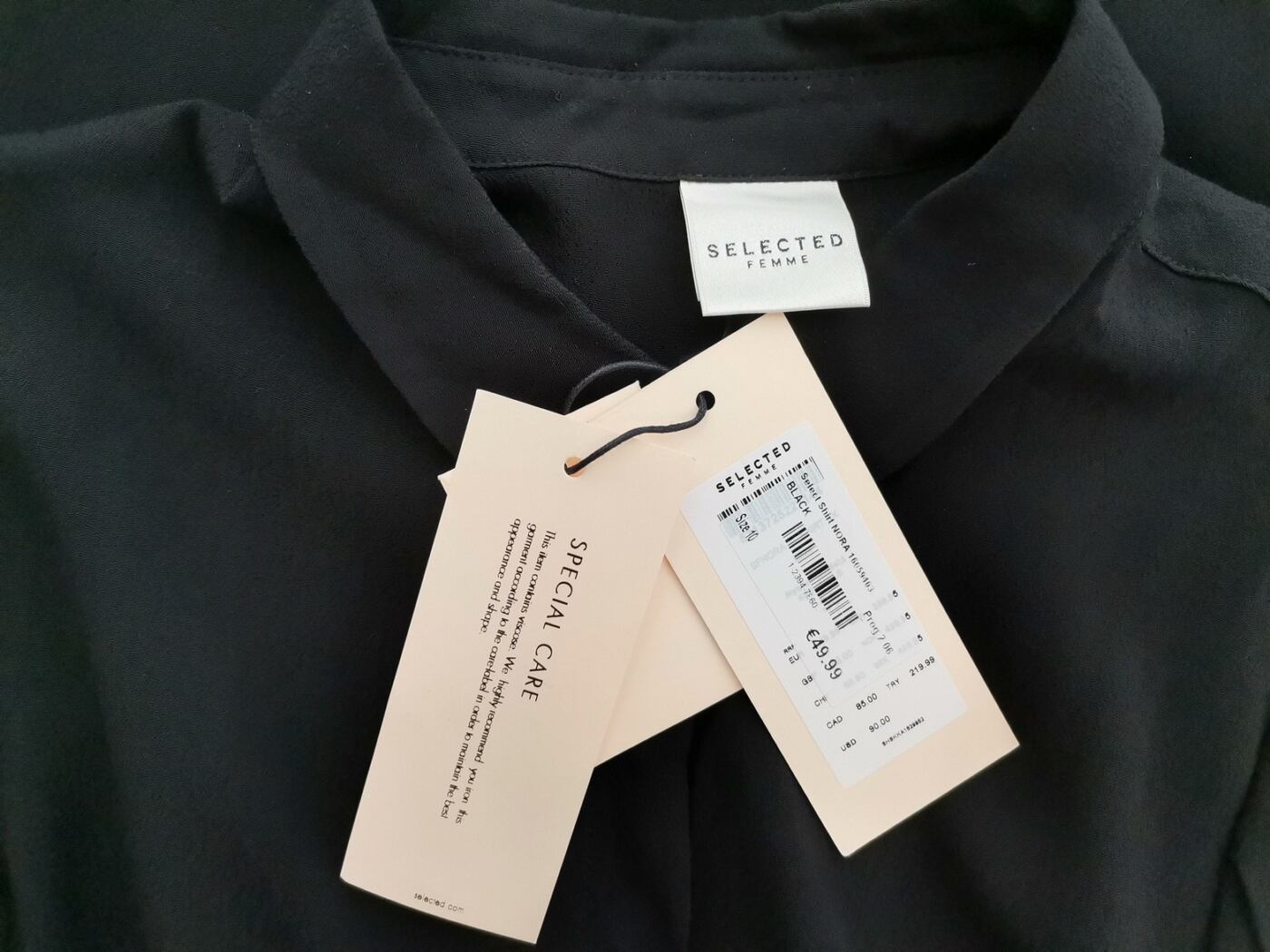 Selected femme Rozmiar 36 Kolor Czarny Kołnierz Tunika Zapinana Bluzka Krótki rękaw Materiał Wiskoza 100% Selected femme Rozmiar 36 Kolor Czarny Kołnierz Tunika Zapinana Bluzka Krótki rękaw Materiał Wiskoza 100%