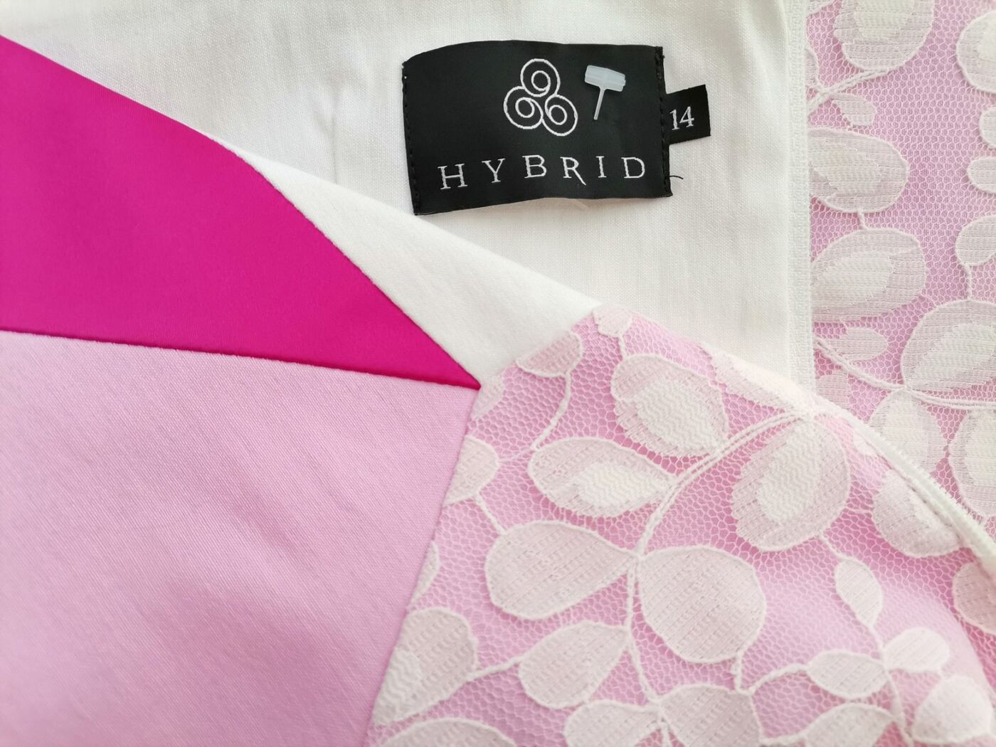 Hybrid Rozmiar 14 (42) Kolor Różowy W serek Sukienka Sheath Bezrękawnik Midi Materiał Wiskoza Hybrid Rozmiar 14 (42) Kolor Różowy W serek Sukienka Sheath Bezrękawnik Midi Materiał Wiskoza