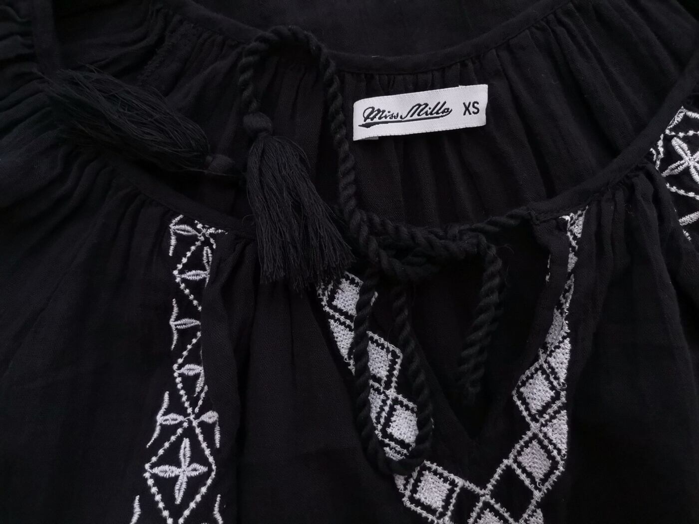Miss Milla Rozmiar XS Kolor Czarny Keyhole Crew Neck Bluzka Krótki rękaw Materiał Bawełna 100%