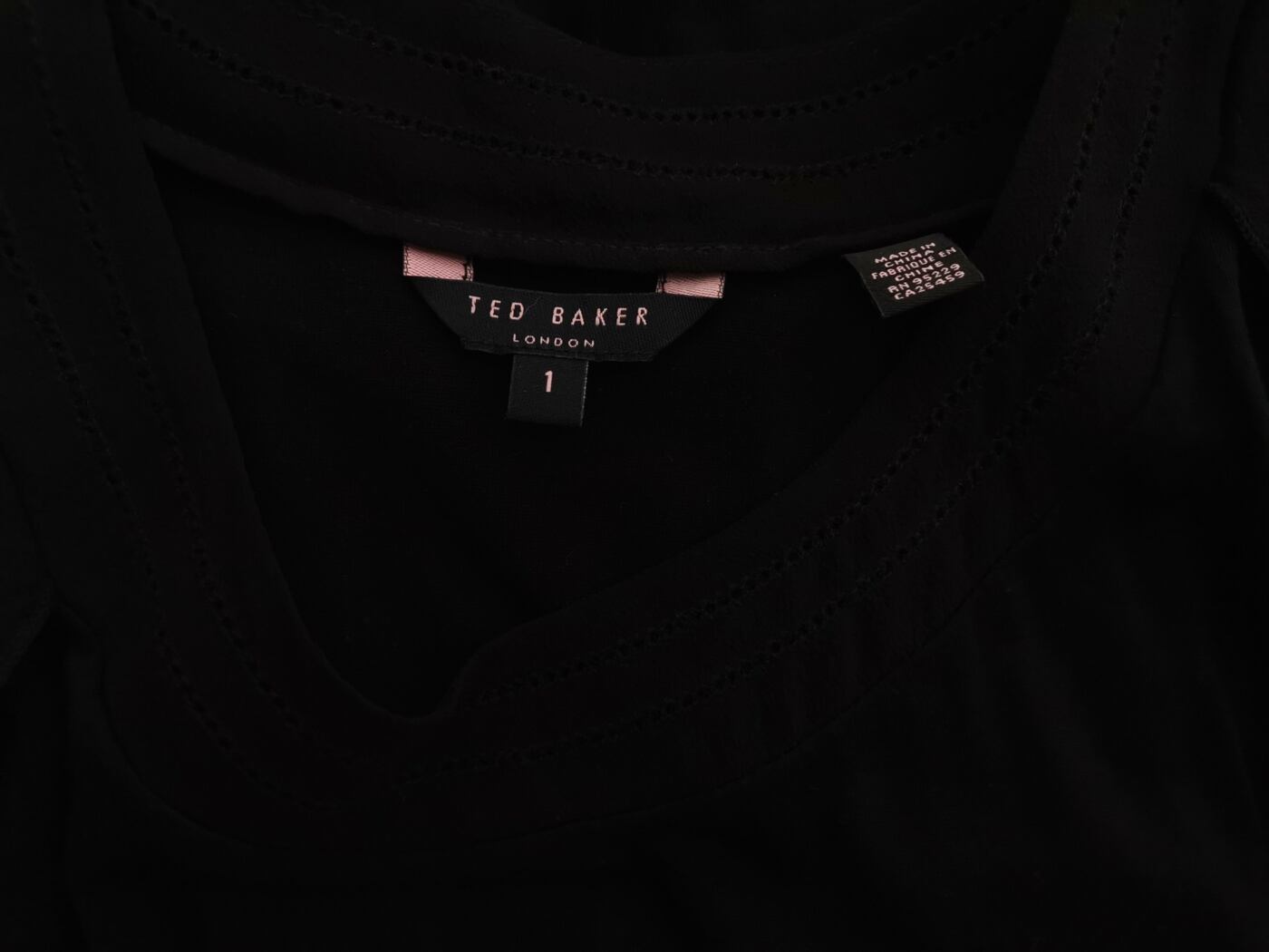 IMG_20211119_133830.jpg Ted Baker Rozmiar 1 (36) Kolor Czarny Okrągły dekolt Bluzka Peplum Krótki rękaw Materiał Wiskoza 100%