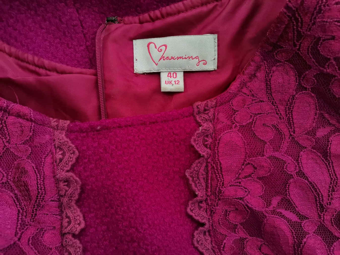 Charming Rozmiar 40 Kolor Fioletowy Okrągły dekolt Sukienka Prostokątna Bezrękawnik Do Kolan Materiał Wełna Charming Rozmiar 40 Kolor Fioletowy Okrągły dekolt Sukienka Prostokątna Bezrękawnik Do Kolan Materiał Wełna