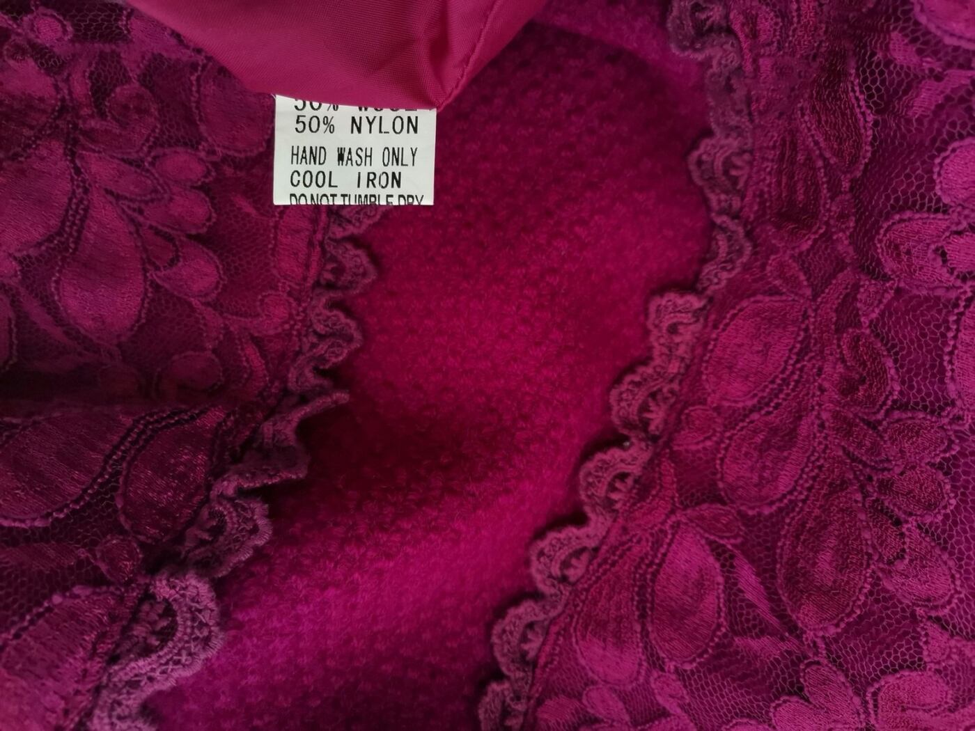 Charming Rozmiar 40 Kolor Fioletowy Okrągły dekolt Sukienka Prostokątna Bezrękawnik Do Kolan Materiał Wełna Charming Rozmiar 40 Kolor Fioletowy Okrągły dekolt Sukienka Prostokątna Bezrękawnik Do Kolan Materiał Wełna