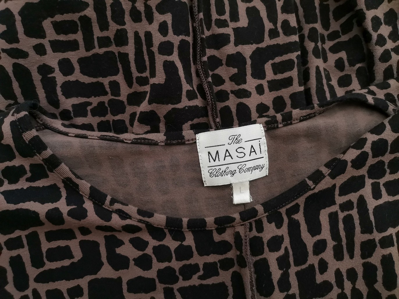 The Masai Rozmiar L Kolor Brązowy Okrągły dekolt Sukienka Sheath Krótki rękaw Midi Materiał Wiskoza The Masai Rozmiar L Kolor Brązowy Okrągły dekolt Sukienka Sheath Krótki rękaw Midi Materiał Wiskoza