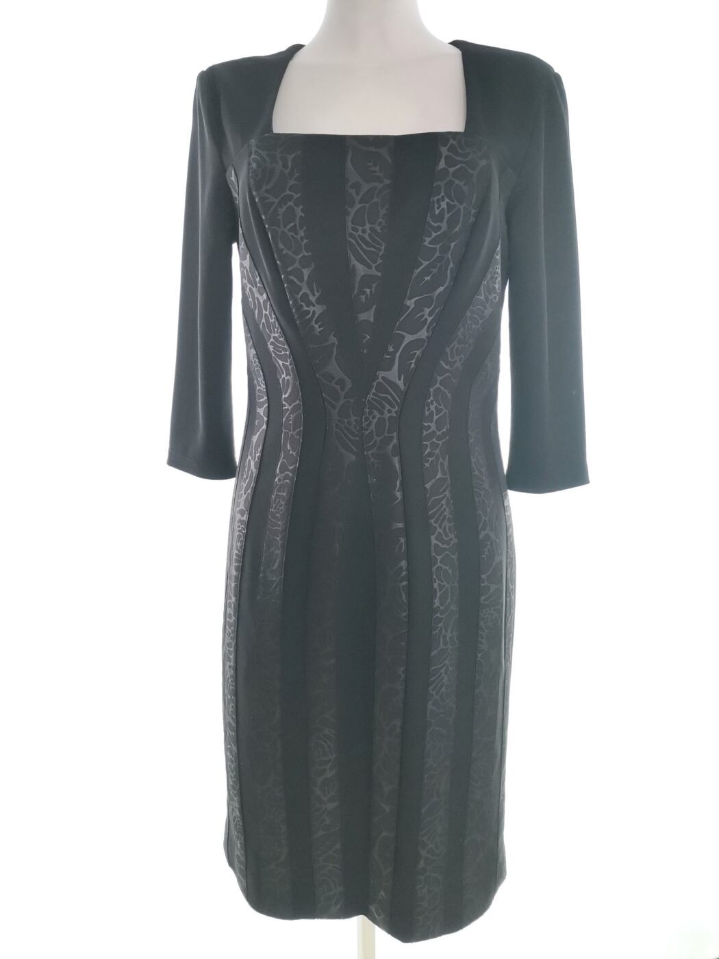 MADELINE COUTURE Rozmiar 40 Kolor Czarny Kwadratowy dekolt Sukienka Sheath Rękaw 3/4 Midi
