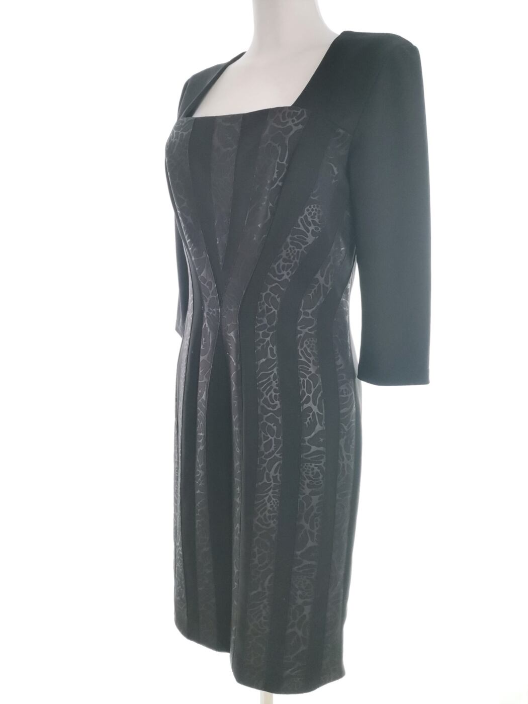 MADELINE COUTURE Rozmiar 40 Kolor Czarny Kwadratowy dekolt Sukienka Sheath Rękaw 3/4 Midi