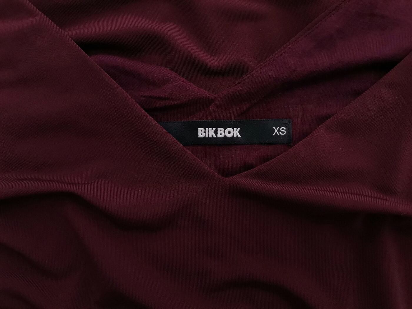 BIK BOK Rozmiar XS Kolor Purpurowy W serek Sukienka Slip Bezrękawnik Midi BIK BOK Rozmiar XS Kolor Purpurowy W serek Sukienka Slip Bezrękawnik Midi