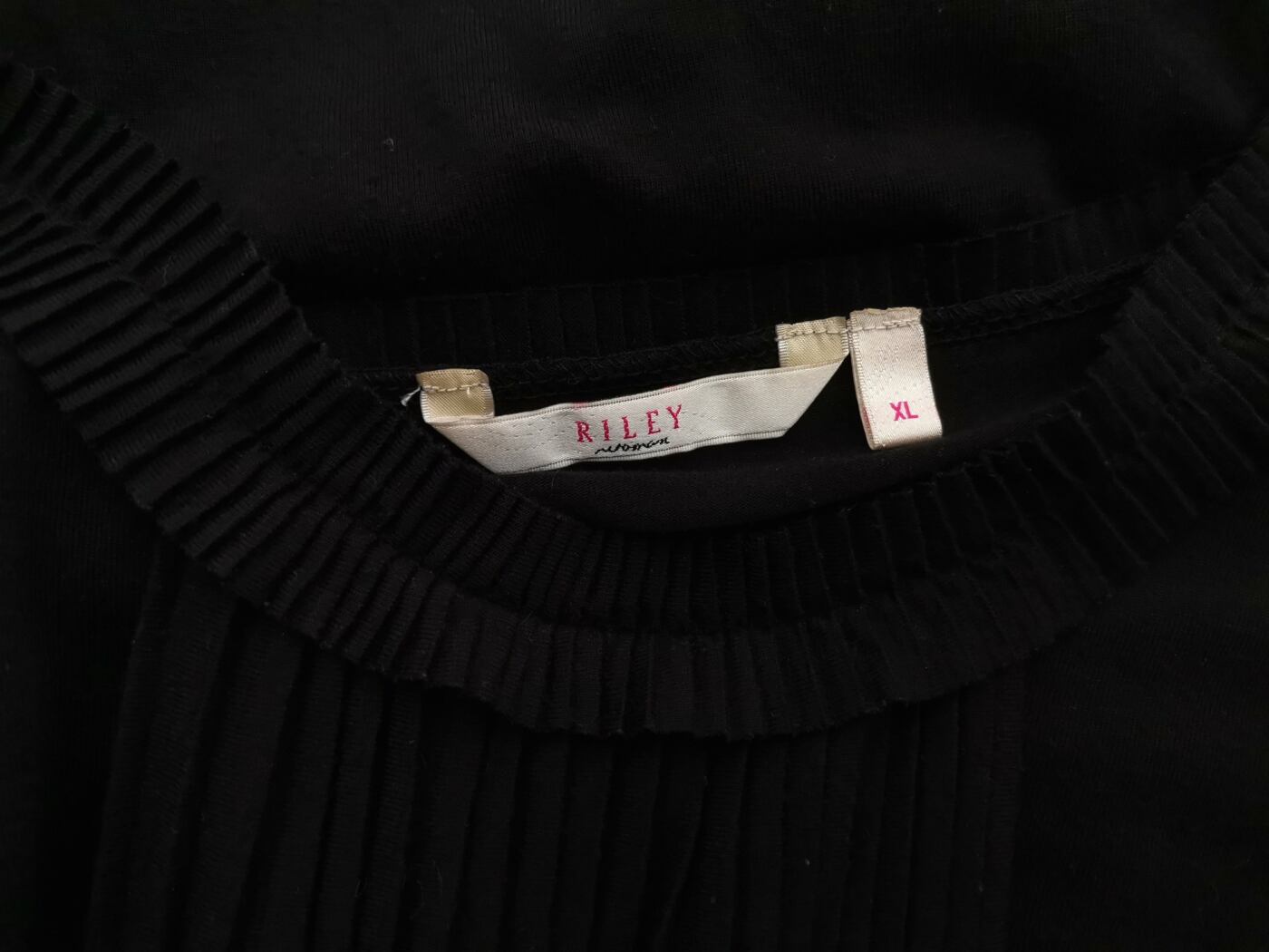 Riley Rozmiar XL Kolor Czarny Dekolt U Sukienka Sweterkowa Długi rękaw Midi Riley Rozmiar XL Kolor Czarny Dekolt U Sukienka Sweterkowa Długi rękaw Midi