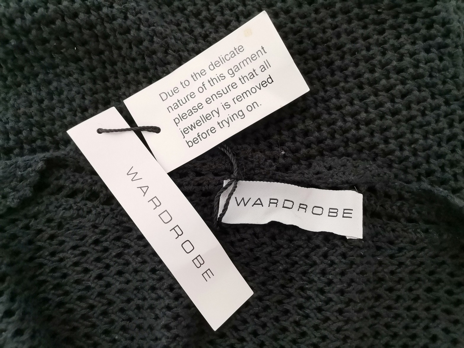 Wardrobe Rozmiar 22 (50) Kolor Czarny W serek Kardigan Wiązany Krótki rękaw Materiał Bawełna 100% Otwarta dzianina