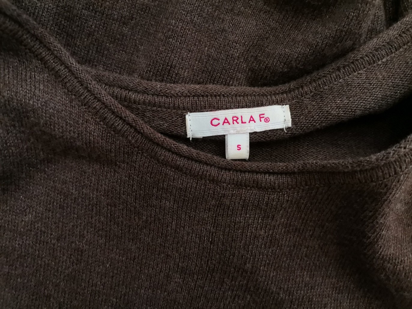 Carla F Rozmiar S Kolor Brązowy Okrągły dekolt Sukienka Sweterkowa Rękaw 3/4 Do Kolan Materiał Bawełna Carla F Rozmiar S Kolor Brązowy Okrągły dekolt Sukienka Sweterkowa Rękaw 3/4 Do Kolan Materiał Bawełna