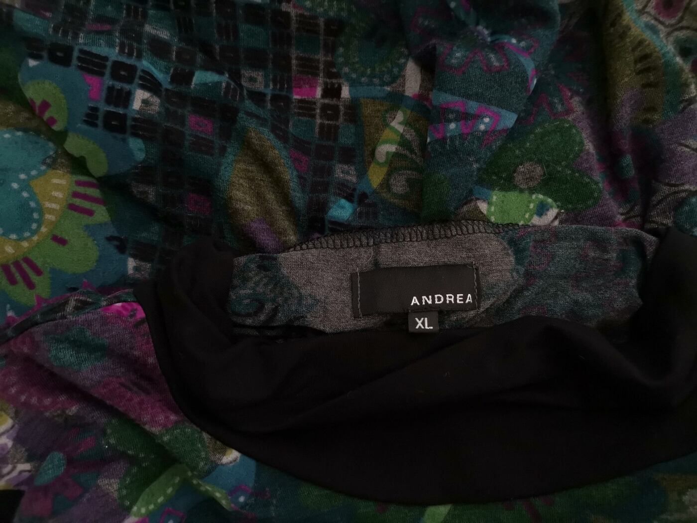Andrea Rozmiar XL Kolor Czarny Drapowany dekolt Sukienka Sweterkowa Długi rękaw Krótka Andrea Rozmiar XL Kolor Czarny Drapowany dekolt Sukienka Sweterkowa Długi rękaw Krótka