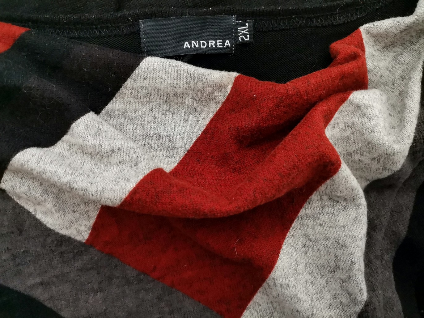 Andrea Rozmiar 2XL Kolor Czarny Drapowany dekolt Sukienka Sweterkowa Krótki rękaw Do Kolan Andrea Rozmiar 2XL Kolor Czarny Drapowany dekolt Sukienka Sweterkowa Krótki rękaw Do Kolan