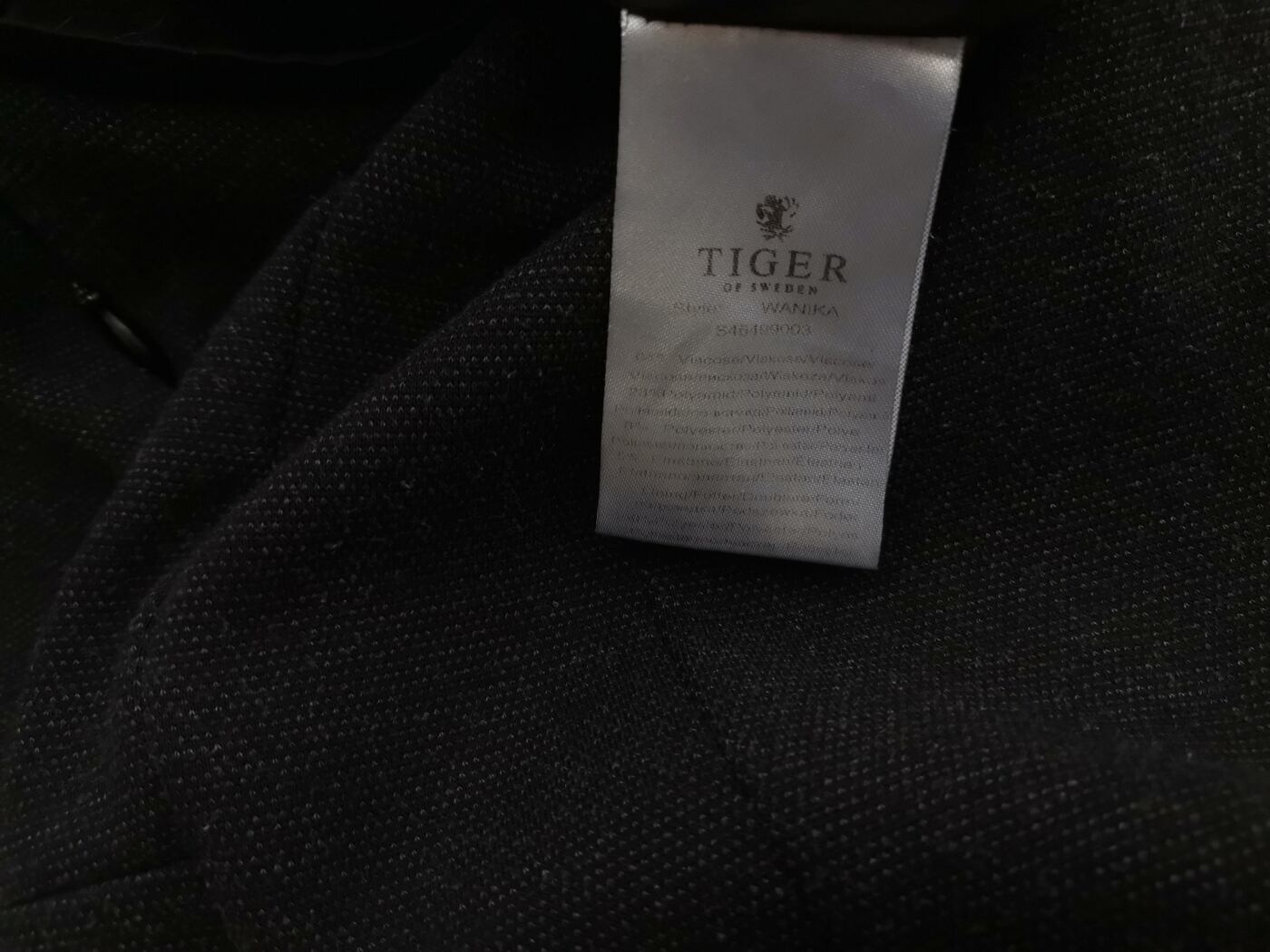 Tiger of Sweden Rozmiar 40 Kolor Czarny Okrągły dekolt Sukienka Sheath Rękaw 3/4 Midi Materiał Wiskoza Tiger of Sweden Rozmiar 40 Kolor Czarny Okrągły dekolt Sukienka Sheath Rękaw 3/4 Midi Materiał Wiskoza