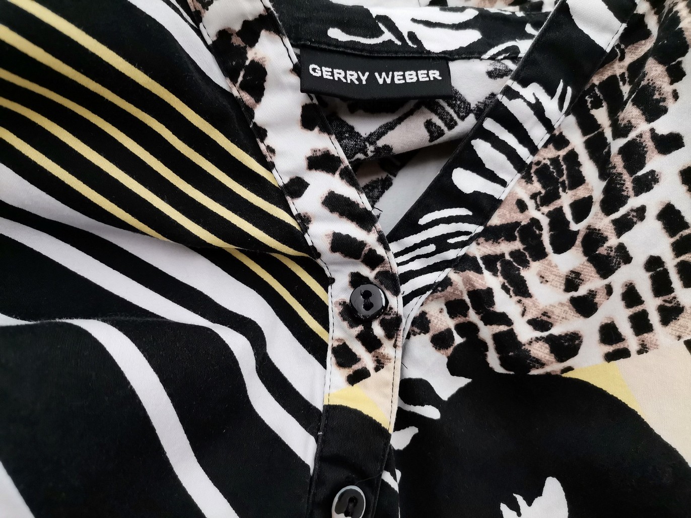 IMG_20211215_094425.jpg Gerry weber Rozmiar 42/44 Kolor Czarny Panterka Kołnierz Bluzka Zapinana Krótki rękaw