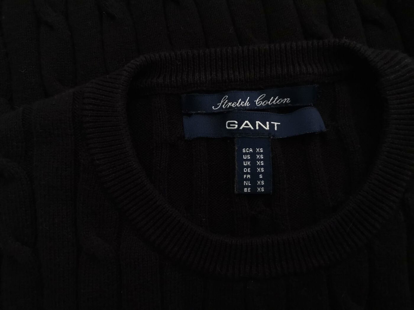 IMG_20211215_104051.jpg Gant Rozmiar XS Kolor Czarny Crew Neck Sweter Długi rękaw Materiał Bawełna Dzianina kablowa