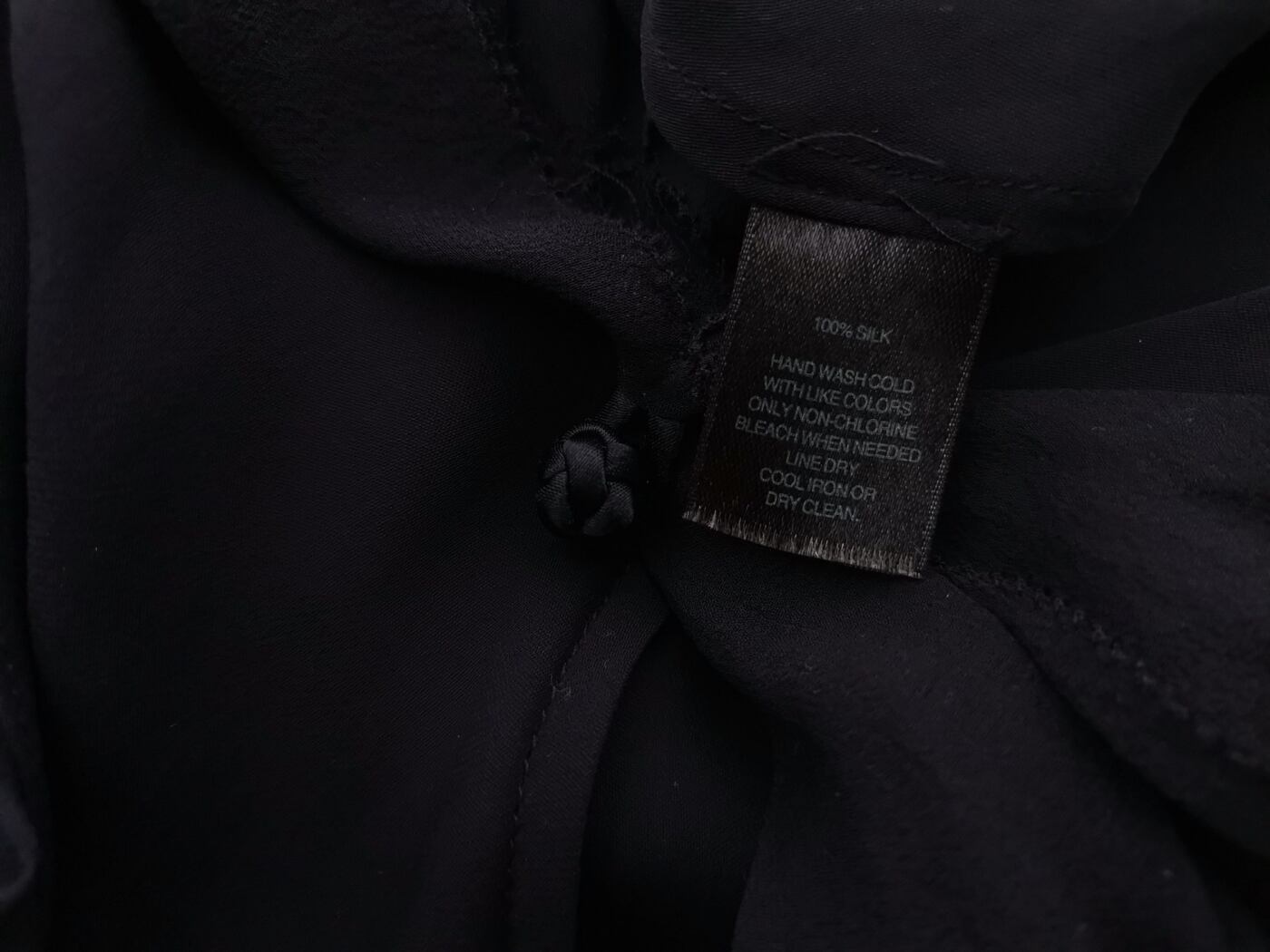 White House Black Market Rozmiar S Kolor Czarny Drapowany dekolt Tunika Bluzka Rękaw 3/4 Materiał Jedwab 100% White House Black Market Rozmiar S Kolor Czarny Drapowany dekolt Tunika Bluzka Rękaw 3/4 Materiał Jedwab 100%
