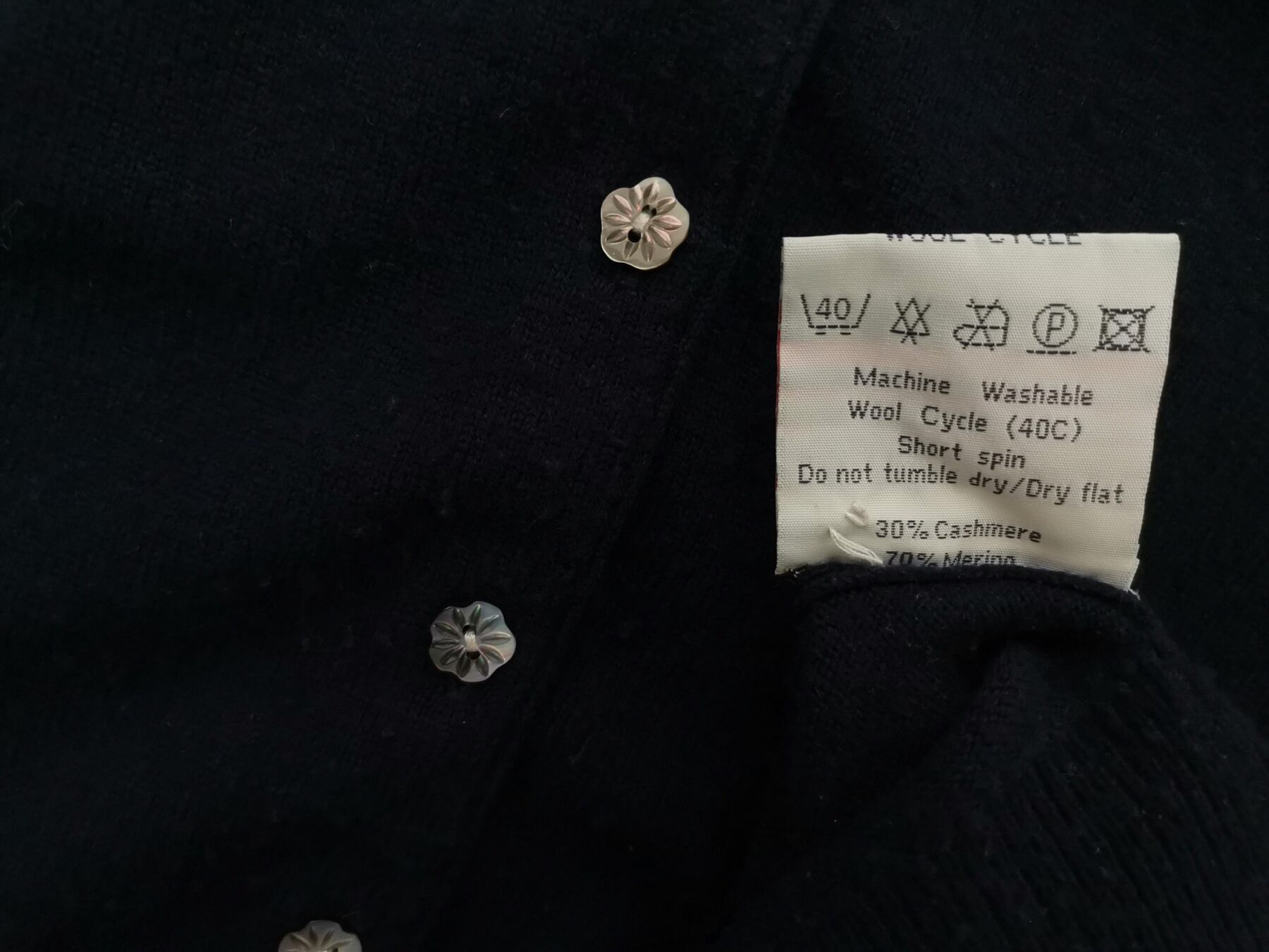 IMG_20211228_131808.jpg WOOLOVERS Rozmiar 48/50 Kolor Granatowy Okrągły dekolt Kardigan Zapinany Długi rękaw Materiał Wełna Merino Cienka dzianina