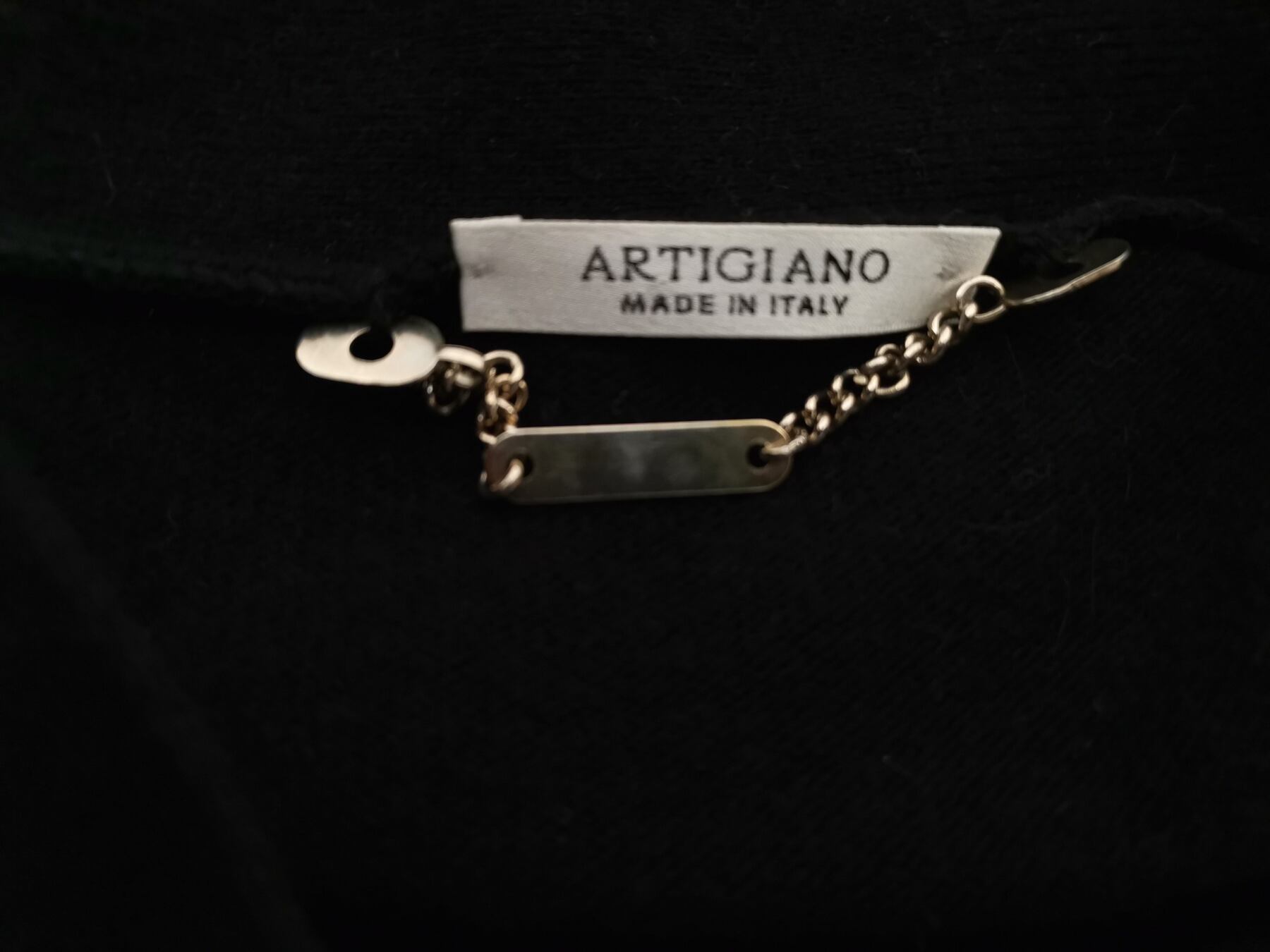 Artigiano Italy Rozmiar 18 (46) Kolor Czarny W serek Długi Zapinany Kardigan Długi rękaw Materiał Wełna Merino Cienka dzianina