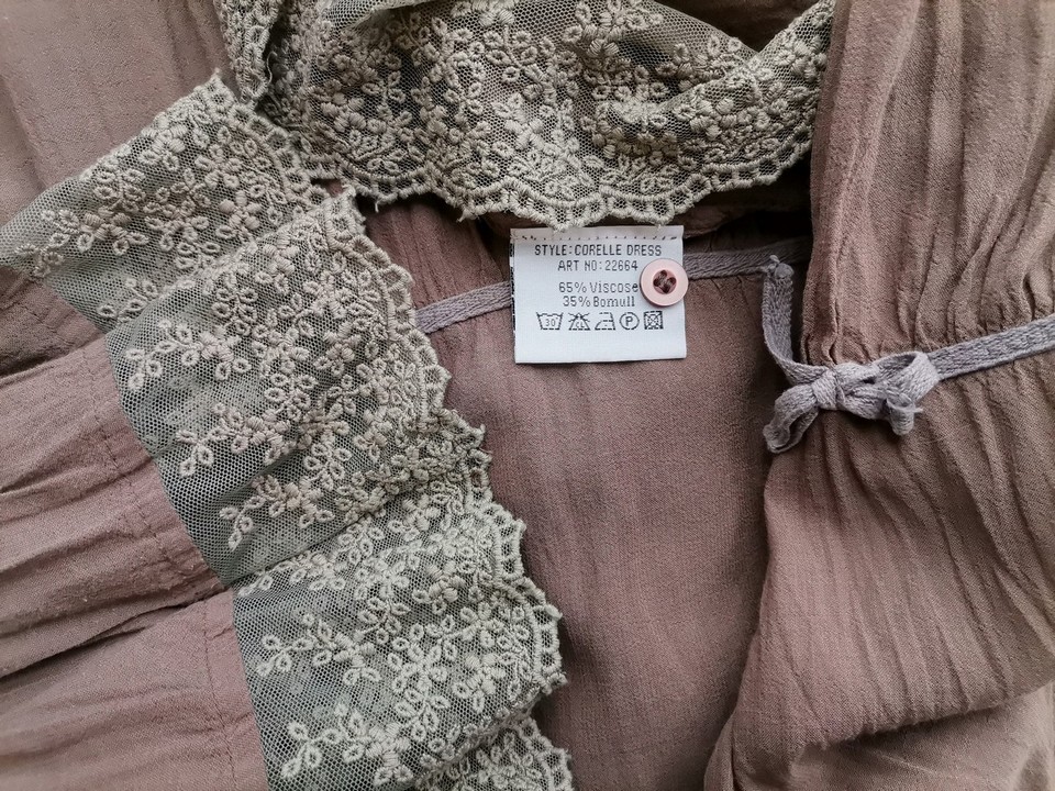 Rosebud Rozmiar M Kolor Brązowy Keyhole Crew Neck Sukienka A-Line Rękaw 3/4 Do Kolan Materiał Wiskoza Rosebud Rozmiar M Kolor Brązowy Keyhole Crew Neck Sukienka A-Line Rękaw 3/4 Do Kolan Materiał Wiskoza