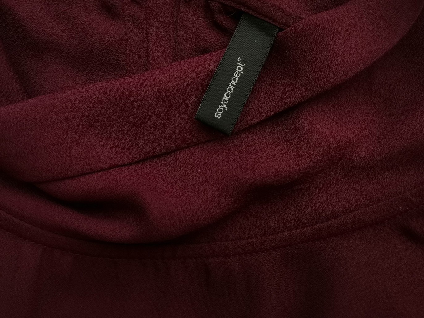 Soyaconcept Rozmiar XXL Kolor Purpurowy Drapowany dekolt Tunika Bluzka Długi rękaw Soyaconcept Rozmiar XXL Kolor Purpurowy Drapowany dekolt Tunika Bluzka Długi rękaw