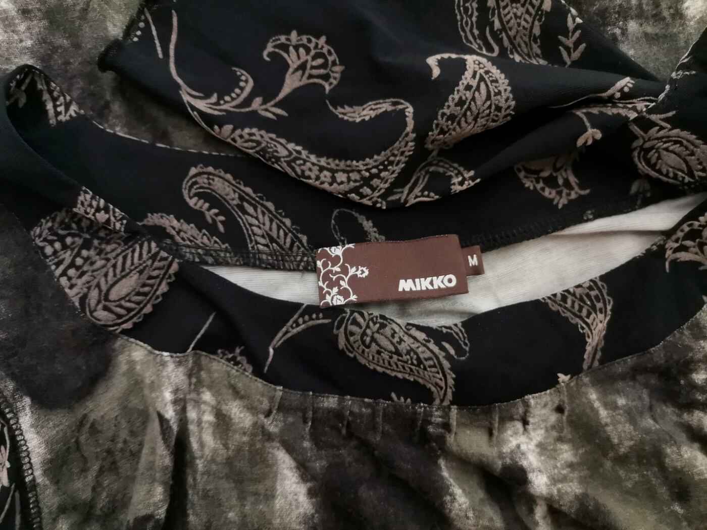 Mikko Rozmiar M Kolor Czarny Kwadratowy dekolt Sukienka Prostokątna Długi rękaw Do Kolan Materiał Wiskoza Mikko Rozmiar M Kolor Czarny Kwadratowy dekolt Sukienka Prostokątna Długi rękaw Do Kolan Materiał Wiskoza