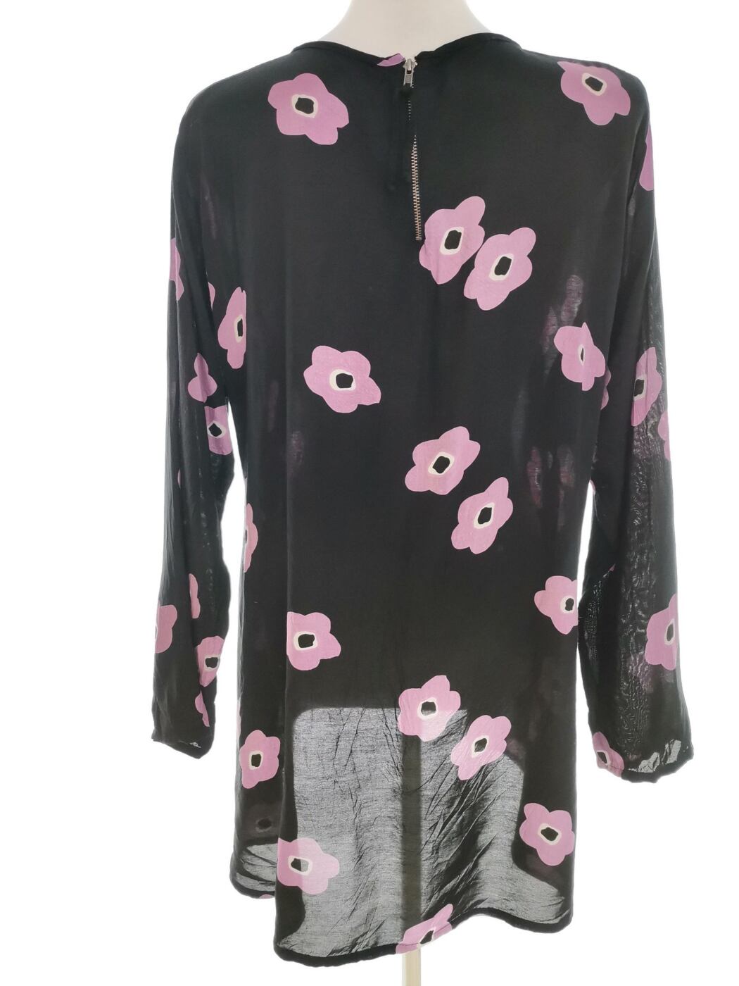 Vintage Rozmiar 50/52 Kolor Czarny Okrągły dekolt Tunika Bluzka Długi rękaw Materiał Wiskoza 100% Vintage Rozmiar 50/52 Kolor Czarny Okrągły dekolt Tunika Bluzka Długi rękaw Materiał Wiskoza 100%