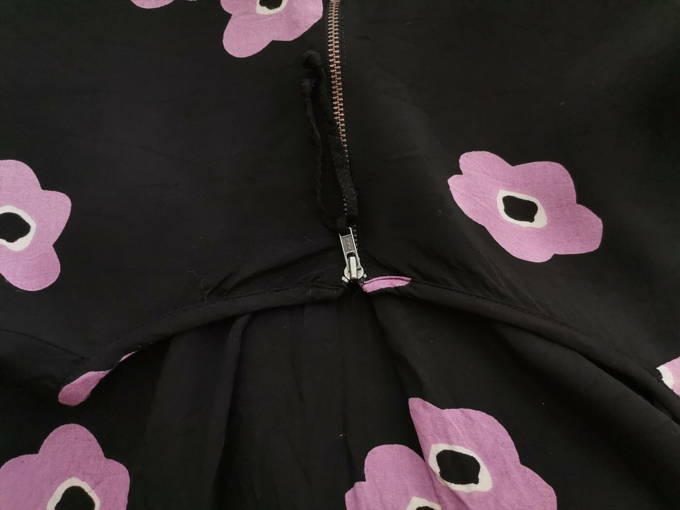 Vintage Rozmiar 50/52 Kolor Czarny Okrągły dekolt Tunika Bluzka Długi rękaw Materiał Wiskoza 100% Vintage Rozmiar 50/52 Kolor Czarny Okrągły dekolt Tunika Bluzka Długi rękaw Materiał Wiskoza 100%