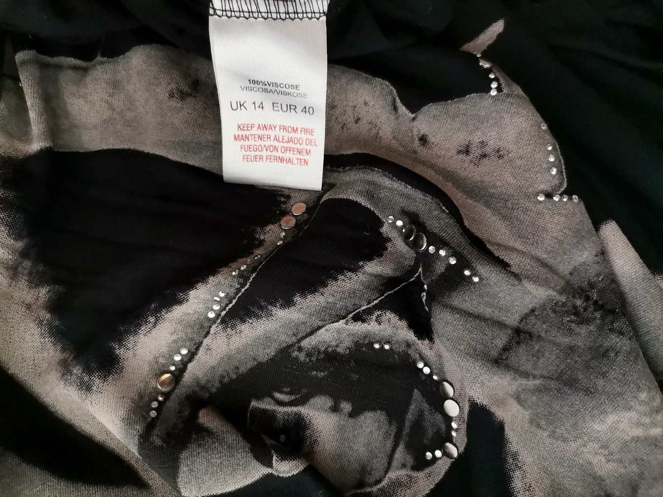 River island Rozmiar 14 (40) Kolor Czarny Okrągły dekolt Sukienka Maxi Długi rękaw Długa Materiał Wiskoza 100% River island Rozmiar 14 (40) Kolor Czarny Okrągły dekolt Sukienka Maxi Długi rękaw Długa Materiał Wiskoza 100%