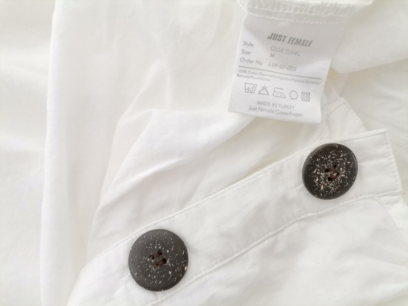 Just female Rozmiar M Kolor Biały W serek Sukienka A-Line Bezrękawnik Do Kolan Materiał Bawełna 100% Just female Rozmiar M Kolor Biały W serek Sukienka A-Line Bezrękawnik Do Kolan Materiał Bawełna 100%