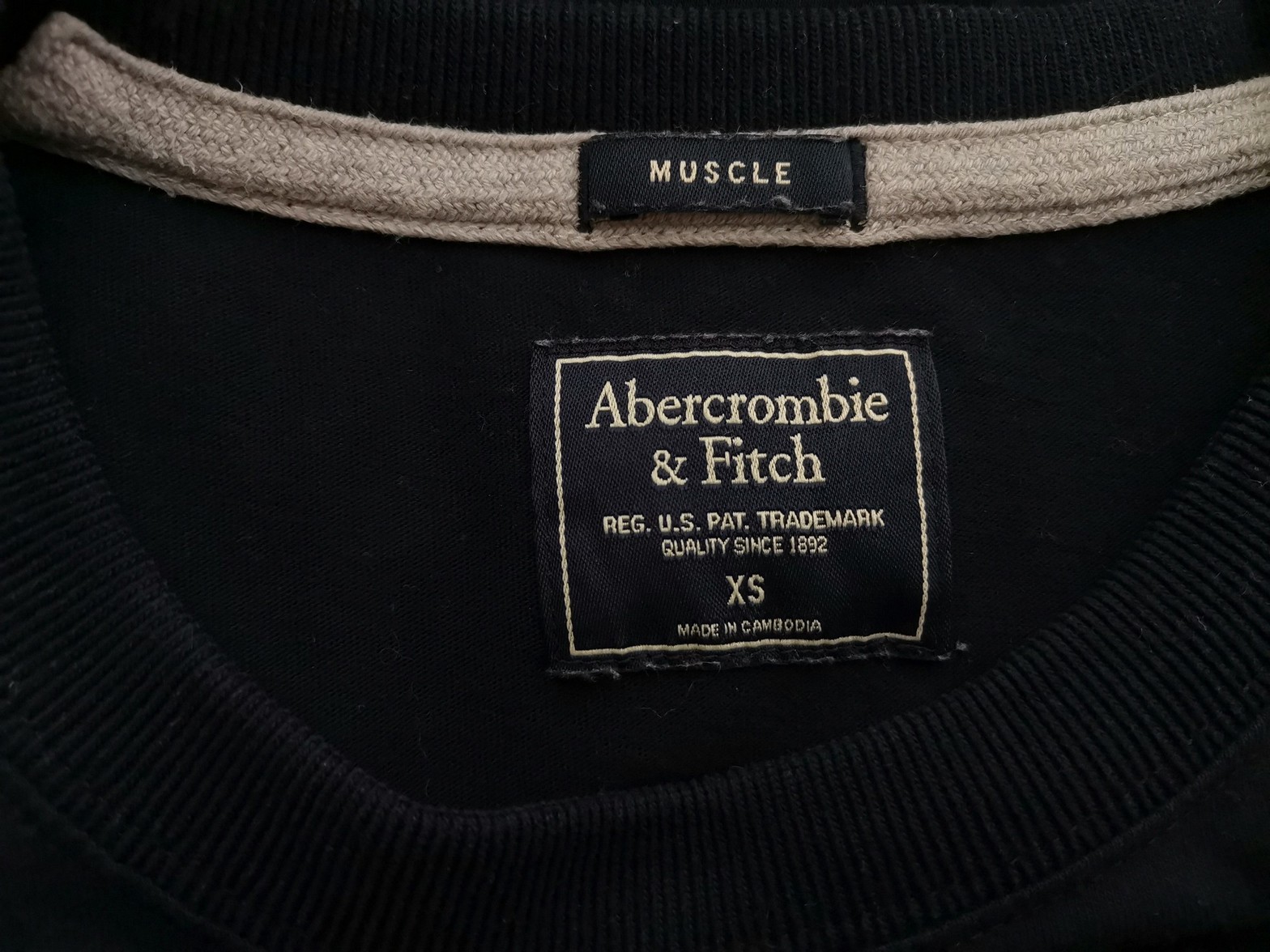 IMG_20220128_115858.jpg ABERCROMBIE & FITCH Rozmiar XS Kolor Granatowy Męski Sweter Długi rękaw Materiał Bawełna