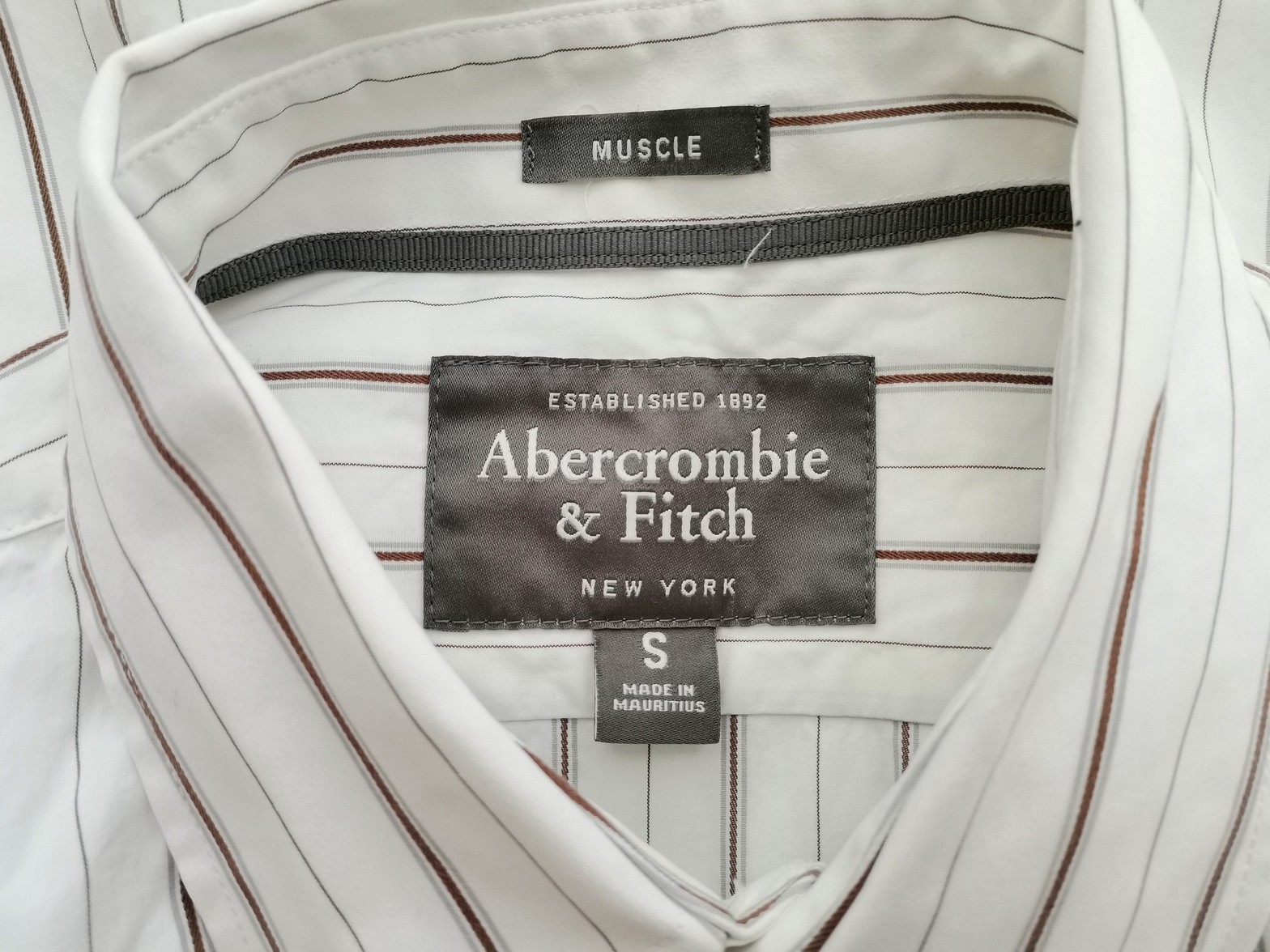 IMG_20220128_122053.jpg ABERCROMBIE & FITCH Rozmiar S Kolor Biały Pasy Kołnierz Męska Koszula Casual Długi rękaw Materiał Bawełna 100%