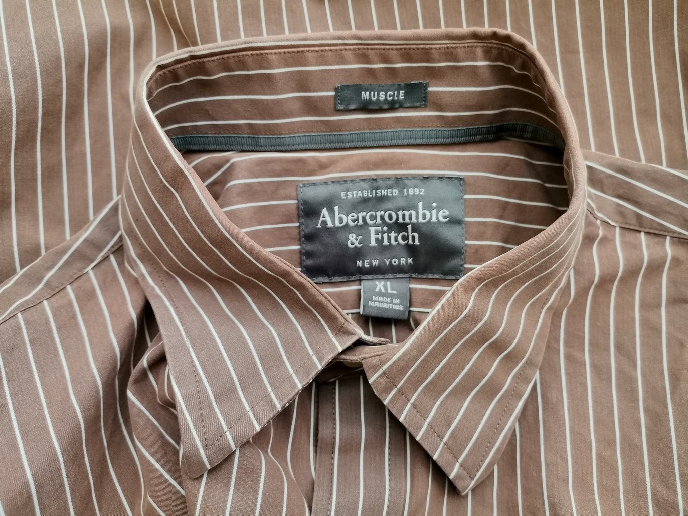 IMG_20220128_122417.jpg ABERCROMBIE & FITCH Rozmiar XL Kolor Brązowy Pasy Kołnierz Męska Koszula Casual Długi rękaw Materiał Bawełna 100%