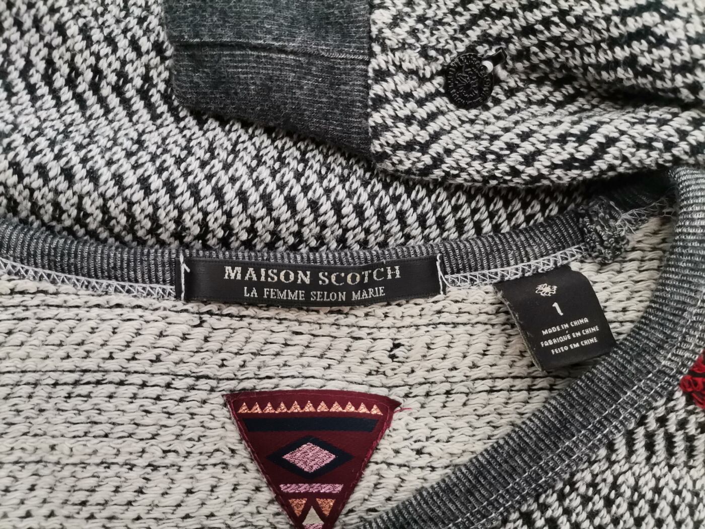 Maison scotch Rozmiar 1 (36) Kolor Szary Okrągły dekolt Tunika Bluzka Dzianina Rękaw 3/4 Materiał Bawełna 100% Maison scotch Rozmiar 1 (36) Kolor Szary Okrągły dekolt Tunika Bluzka Dzianina Rękaw 3/4 Materiał Bawełna 100%