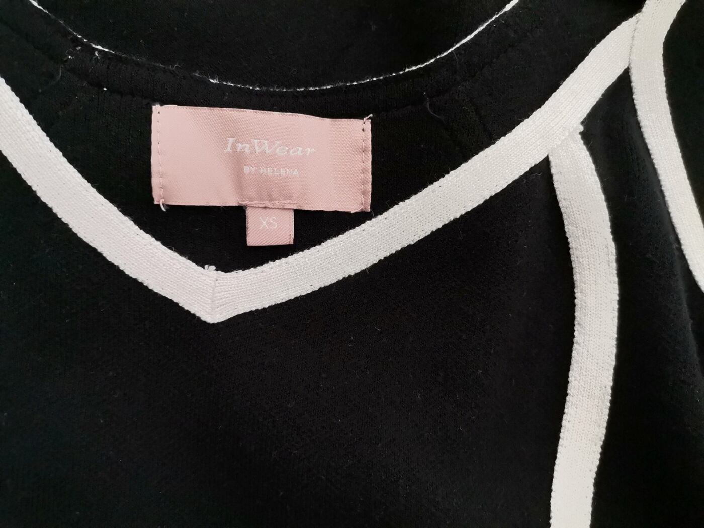 InWear Rozmiar XS Kolor Czarny W serek Sukienka Ołówkowa Bezrękawnik Do Kolan Materiał Wiskoza