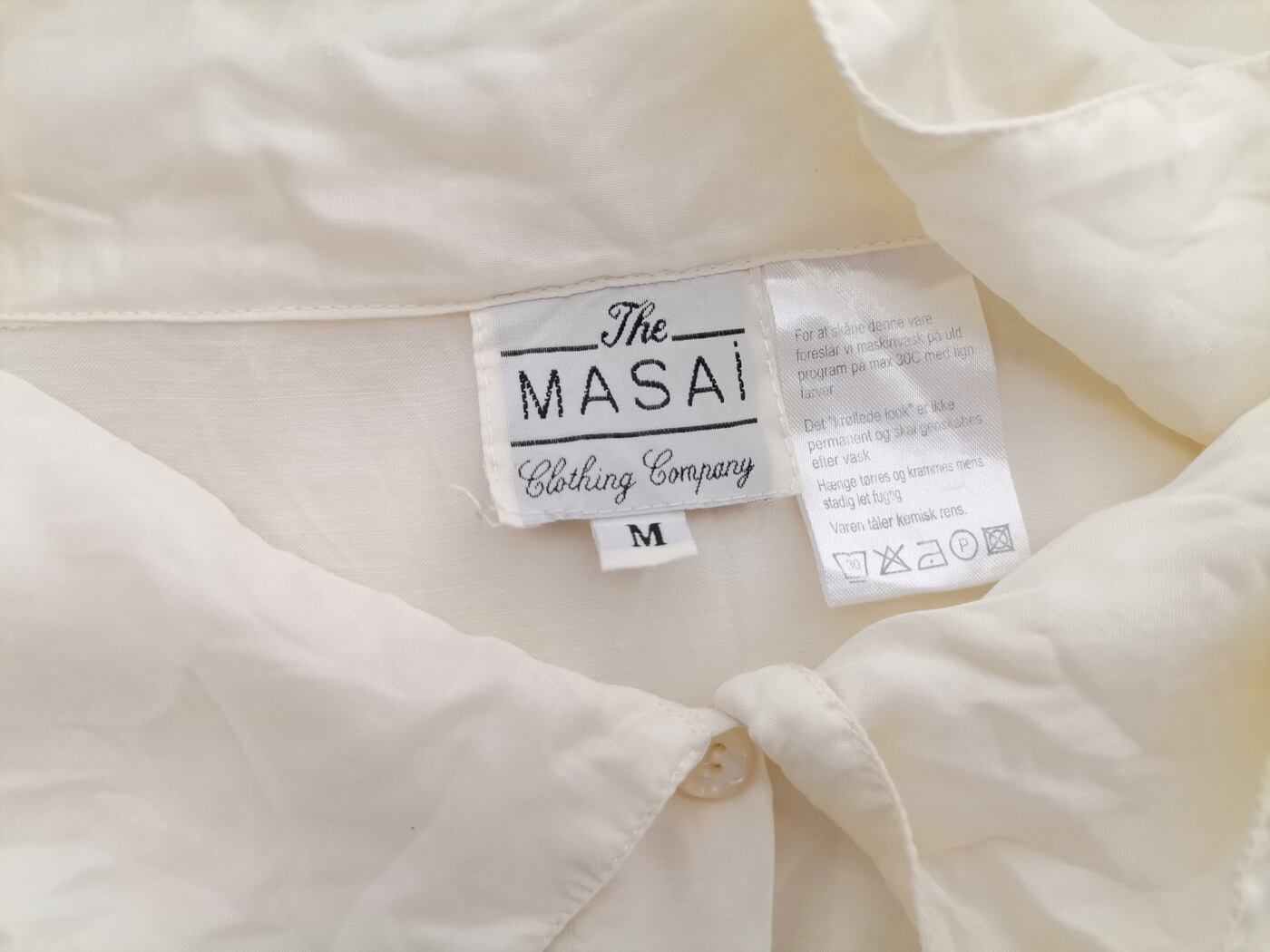 The Masai Rozmiar M Kolor Kremowy Kołnierz Sukienka Koszulowa Rękaw 3/4 Do Kolan Materiał Wiskoza 100% The Masai Rozmiar M Kolor Kremowy Kołnierz Sukienka Koszulowa Rękaw 3/4 Do Kolan Materiał Wiskoza 100%